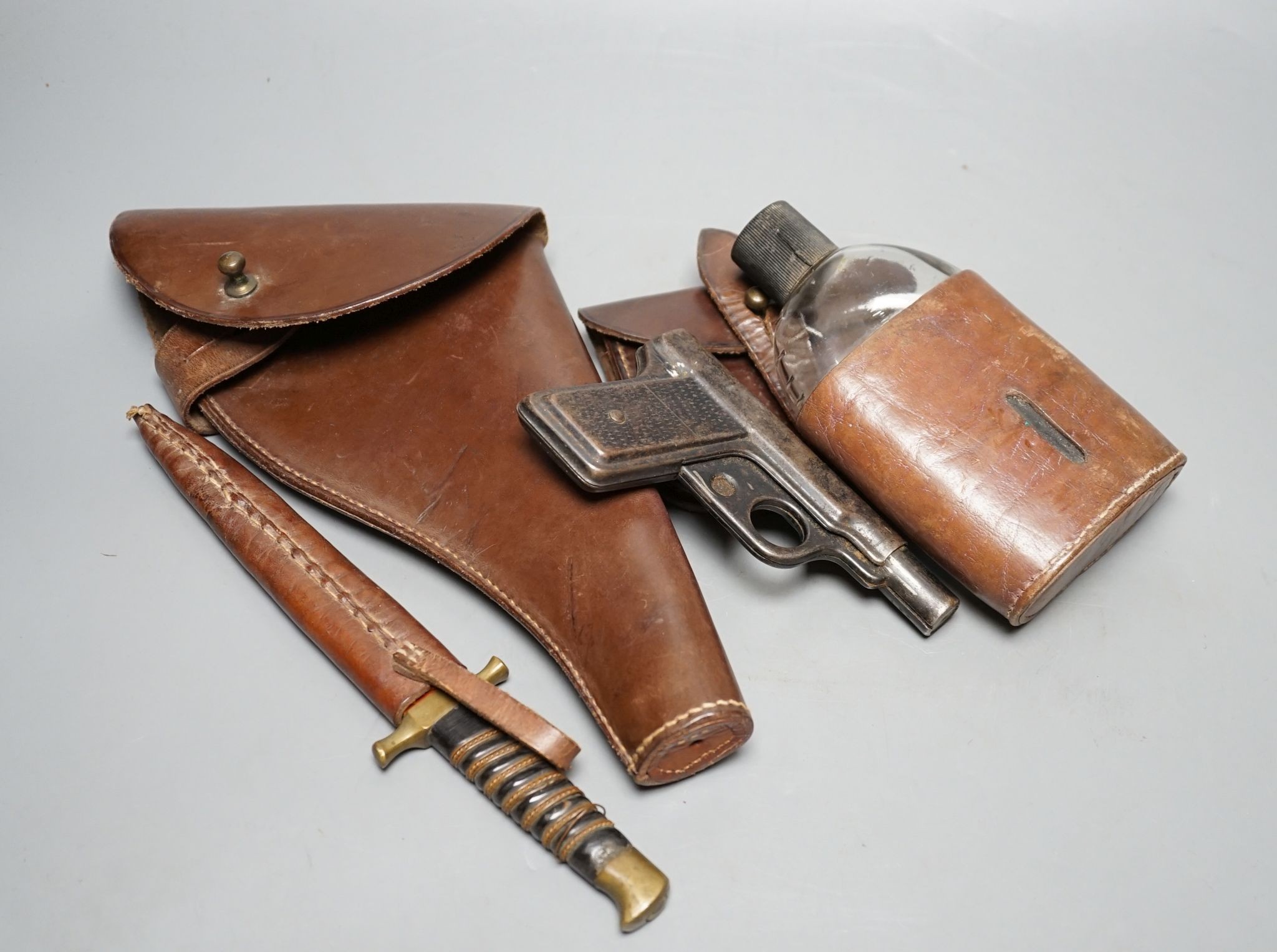 WWI leather accessories including hip flask and dagger, 12cm